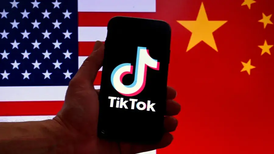 celular com logo do tiktok e bandeiras dos eua e da china ao fundo 1755689892244 v2 900x506.jpg
