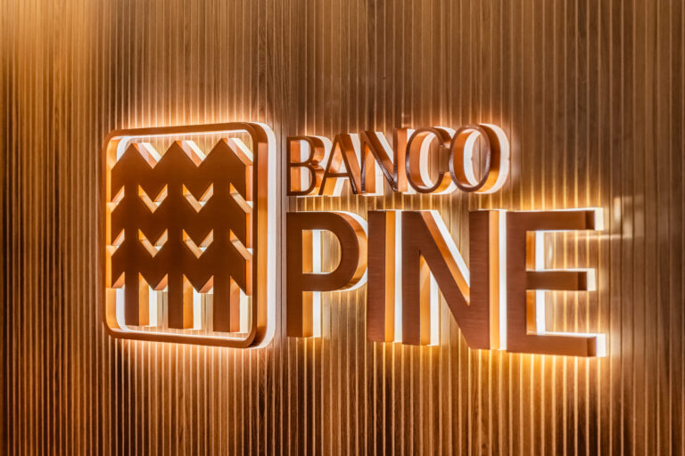 Banco Pine